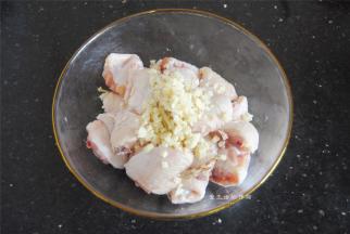 将大蒜剁茸，放入鸡翅内拌匀。