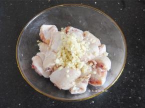 将大蒜剁茸，放入鸡翅内拌匀。
