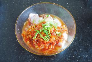 再将剩余的材料倒入鸡翅内，混合均匀，剁椒是咸的，酱油也是咸的，所以不需要额外加盐。