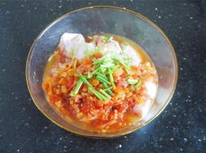 再将剩余的材料倒入鸡翅内，混合均匀，剁椒是咸的，酱油也是咸的，所以不需要额外加盐。