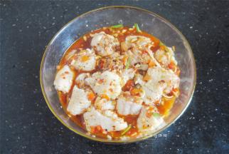 混合均匀后的鸡翅腌制半小时入味。