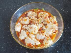 混合均匀后的鸡翅腌制半小时入味。