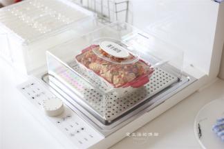 研制好的鸡翅放入盘里，再放入臻米蒸箱里，加入足量的清水。