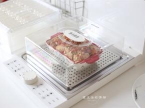 研制好的鸡翅放入盘里，再放入臻米蒸箱里，加入足量的清水。