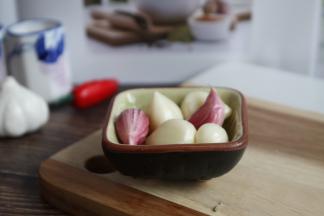 蒜剥成蒜粒。 吃芝麻酱凉拌面时我们一般都离不开大蒜，大蒜可就着面吃，也可以将蒜加上水捣成蒜汁，浇在面上拌面吃。