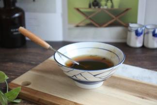 将加热过的花椒油倒入提前放好酱油的碗里，此时发出兹啦的声音，花椒油将酱油烫出香味，味道简直太香了。