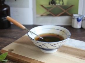 将加热过的花椒油倒入提前放好酱油的碗里，此时发出兹啦的声音，花椒油将酱油烫出香味，味道简直太香了。
