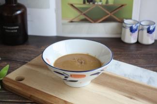 第一步，调制芝麻酱酱汁。 把100g的芝麻酱放在一个大点的碗里。