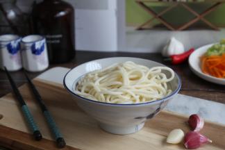 将凉面放入面碗中。