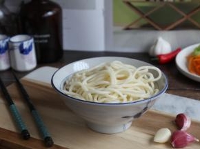 将凉面放入面碗中。