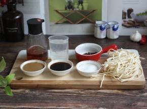 准备食材：前排从左起依次是芝麻酱、酱油、盐、面条，后排从左起依次是花生油、矿泉水、花椒。
