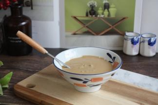 一直调到如图所示，用小勺往外倒酱汁较为顺滑又有些粘稠状态。