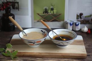 芝麻酱酱料和花椒油酱料都准备好了。