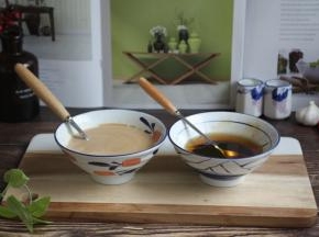 芝麻酱酱料和花椒油酱料都准备好了。