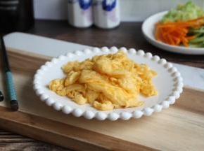鸡蛋炒熟。