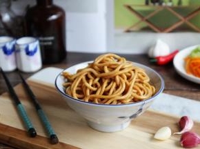 将酱汁拌匀再拌入一些菜码即可食用。