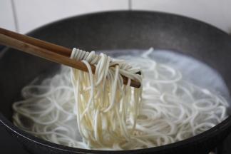 将面条煮熟，捞出过凉水。