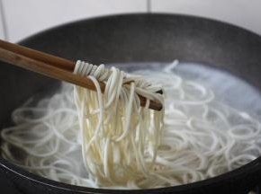 将面条煮熟，捞出过凉水。