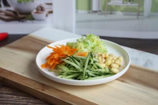 将黄瓜切成丝、胡萝卜切成丝焯水、圆白菜切成丝焯水、黄豆煮熟。