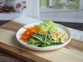 将黄瓜切成丝、胡萝卜切成丝焯水、圆白菜切成丝焯水、黄豆煮熟。