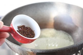 锅热，放25g花生油，放入3g左右的花椒，用小火把花椒炸出香味，