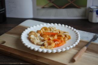 芒果贝蒸熟，取其肉切成片。 芒果贝是小海鲜，吃芝麻酱凉拌面时我们很少放小海鲜，那天家里正有，就用来拌面了。