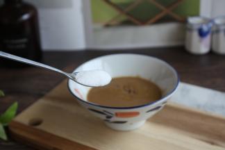 放入1小勺（5g）的盐。