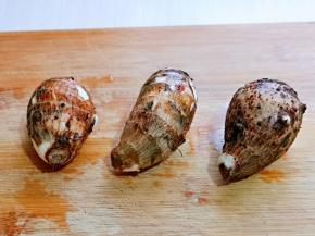 芋头无需去皮，刷干净即可。