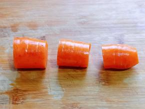 胡萝卜洗干净，切段。