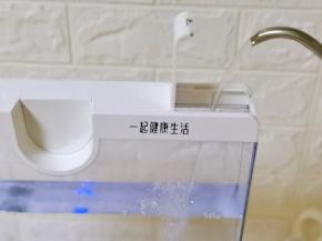 将“臻米电蒸锅”水箱加入纯净水，注意水量不要超过最大水位。(一起健康生活，好喜欢这句话，如今的生活真的过于精致，导致很多人亚健康‼️）