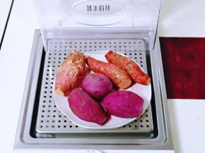 将洗干净的紫薯与红薯放在下格。(用耐高温的器具哈)