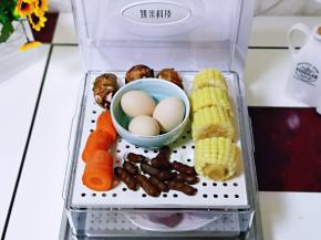 放上第二层蒸格，再摆放上其它食材。