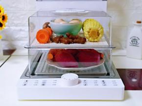 盖上蒸汽锅的盖子，我用了两层，食材完全无需叠加，太赞了，特别方便。