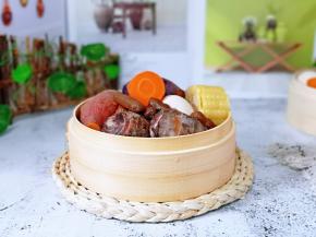 芋头、鸡蛋可以蘸自己喜欢的酱料吃。