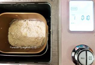 把所有材料都先称好，然后除了黄油之外，将所有的材料都投进面包机启动和面功能先选择20分钟，实际上15分钟就达到了初步扩展