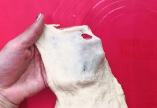 然后看一下状，揉成光滑的面团，揉至扩展阶段