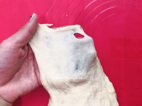 然后看一下状，揉成光滑的面团，揉至扩展阶段