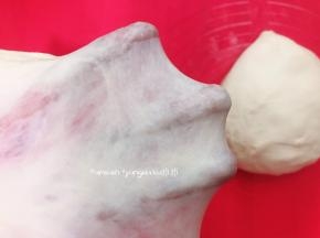 然后看一下状，揉成光滑的面团，揉至完成扩展，可拉出薄而有韧性的手套膜