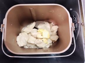 这个状态可加入20g的黄油继续揉