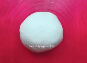 把面团揉圆放在一旁用保鲜膜盖住，松弛15分钟