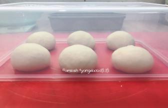 再把面团分成6等份，滚圆后盖保鲜膜松弛20分钟
