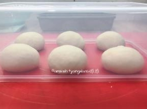 再把面团分成6等份，滚圆后盖保鲜膜松弛20分钟
