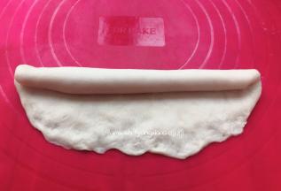 一头压薄从上往下卷，捏紧收口