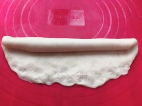 一头压薄从上往下卷，捏紧收口