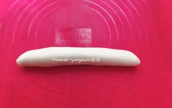 搓成长条状，（如图）然后稍微搓一下让形状更好看些