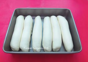 把发酵好的面包胚拿出来，往面包胚上喷上少许水，却保表面湿润就可以了