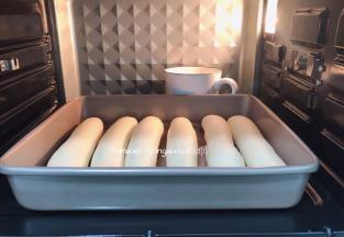 放进烤箱内发酵至1.5倍大，手指粘面粉在面团上轻摁表面可缓慢回弹就可以了