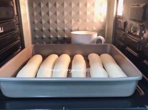 放进烤箱内发酵至1.5倍大，手指粘面粉在面团上轻摁表面可缓慢回弹就可以了