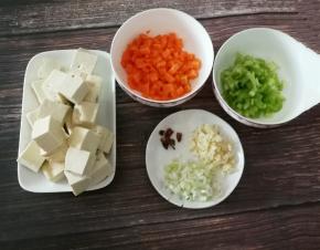豆腐切块  胡萝卜和青椒切小丁  葱和蒜切碎