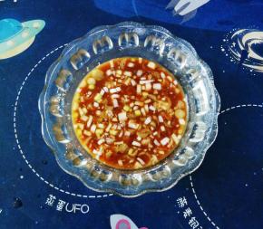 为了方便后面制作  调一碗汁备用  碗汁内有生抽 耗油 胡椒粉  淀粉  葱碎  糖